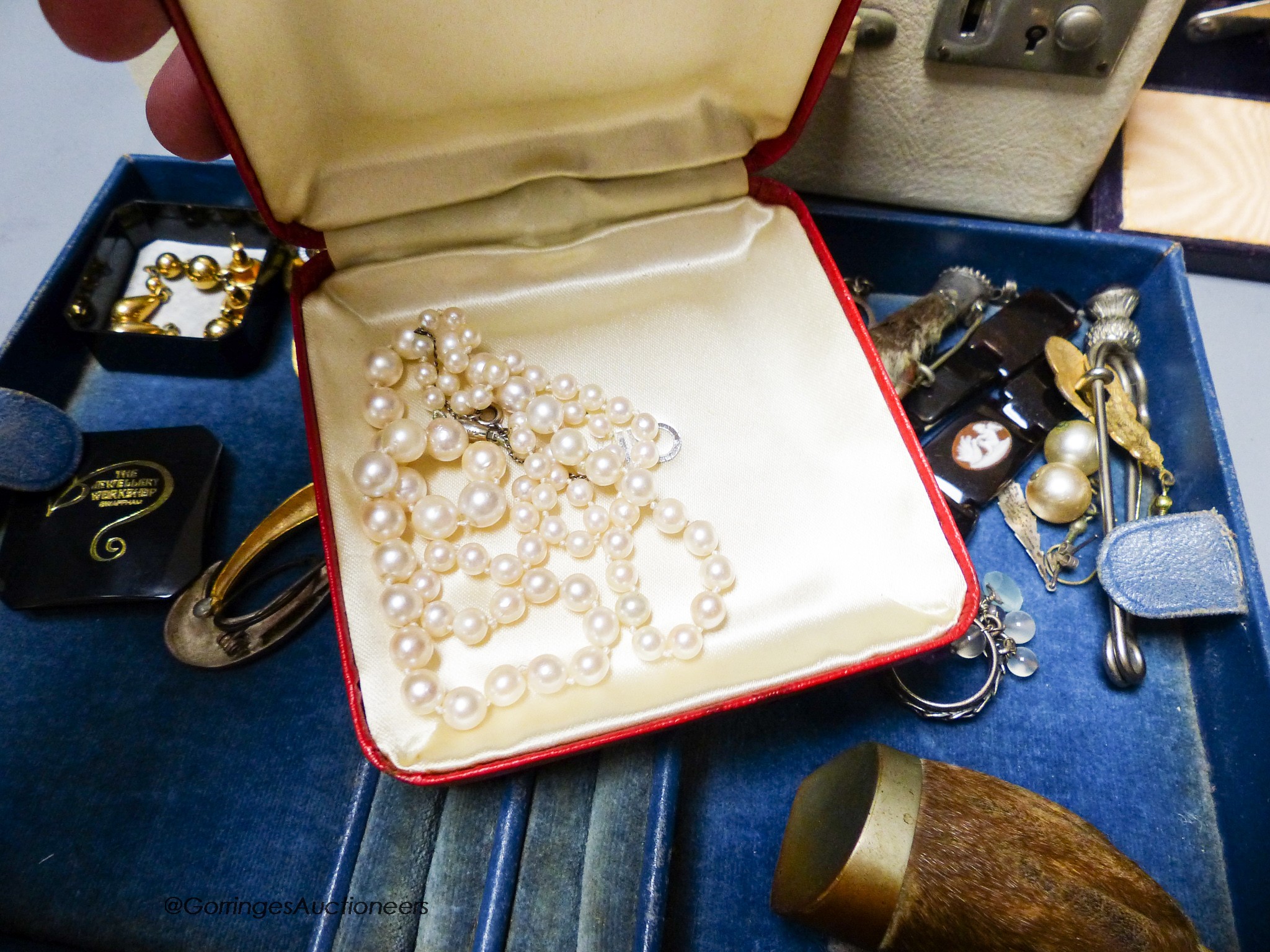 A quantity of assorted Victorian and later jewellery including single strand cultured pearl necklace with white metal (stamped) platinum clasp, rings, brooches, necklaces etc.